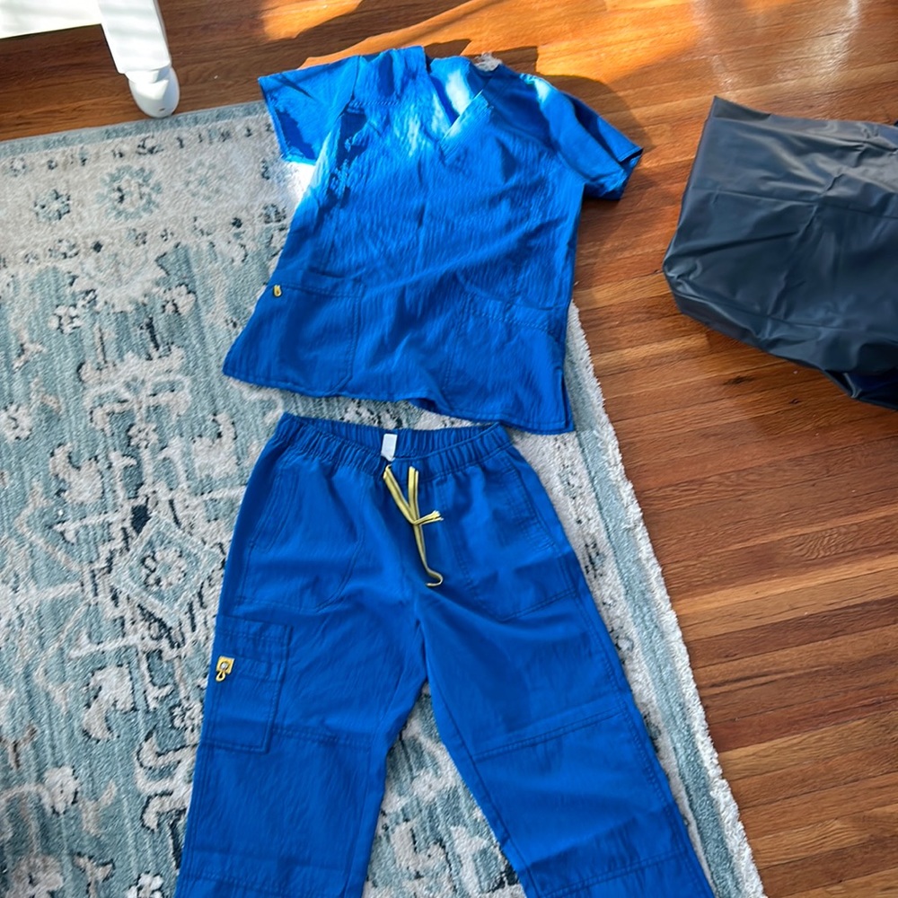 Wonder wink Medium royal blue scrub top and pants